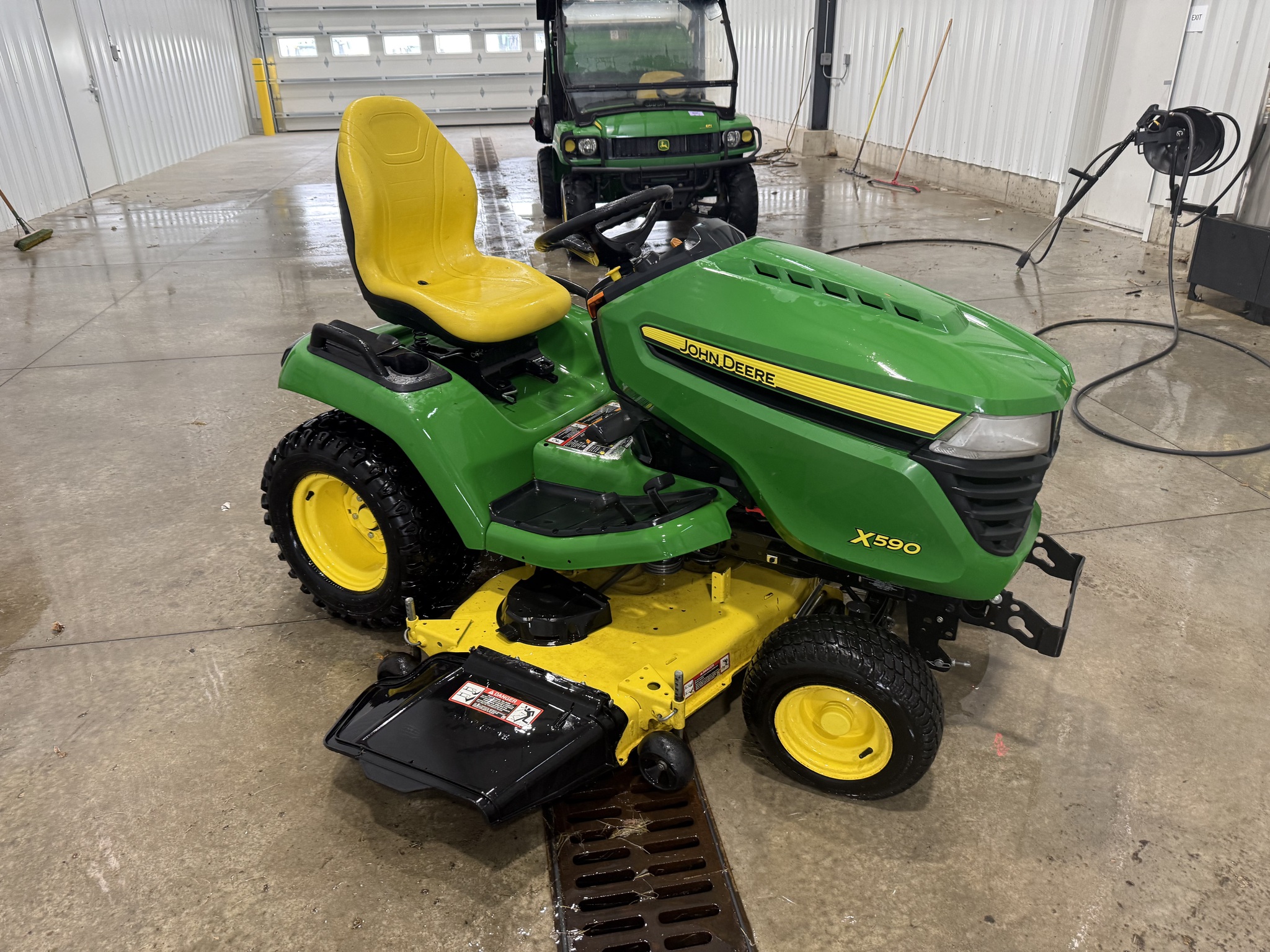 2020 John Deere X590 Image 4