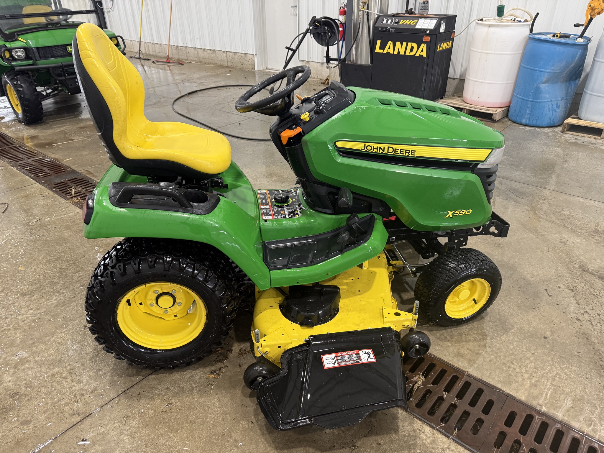 2020 John Deere X590 Image 5