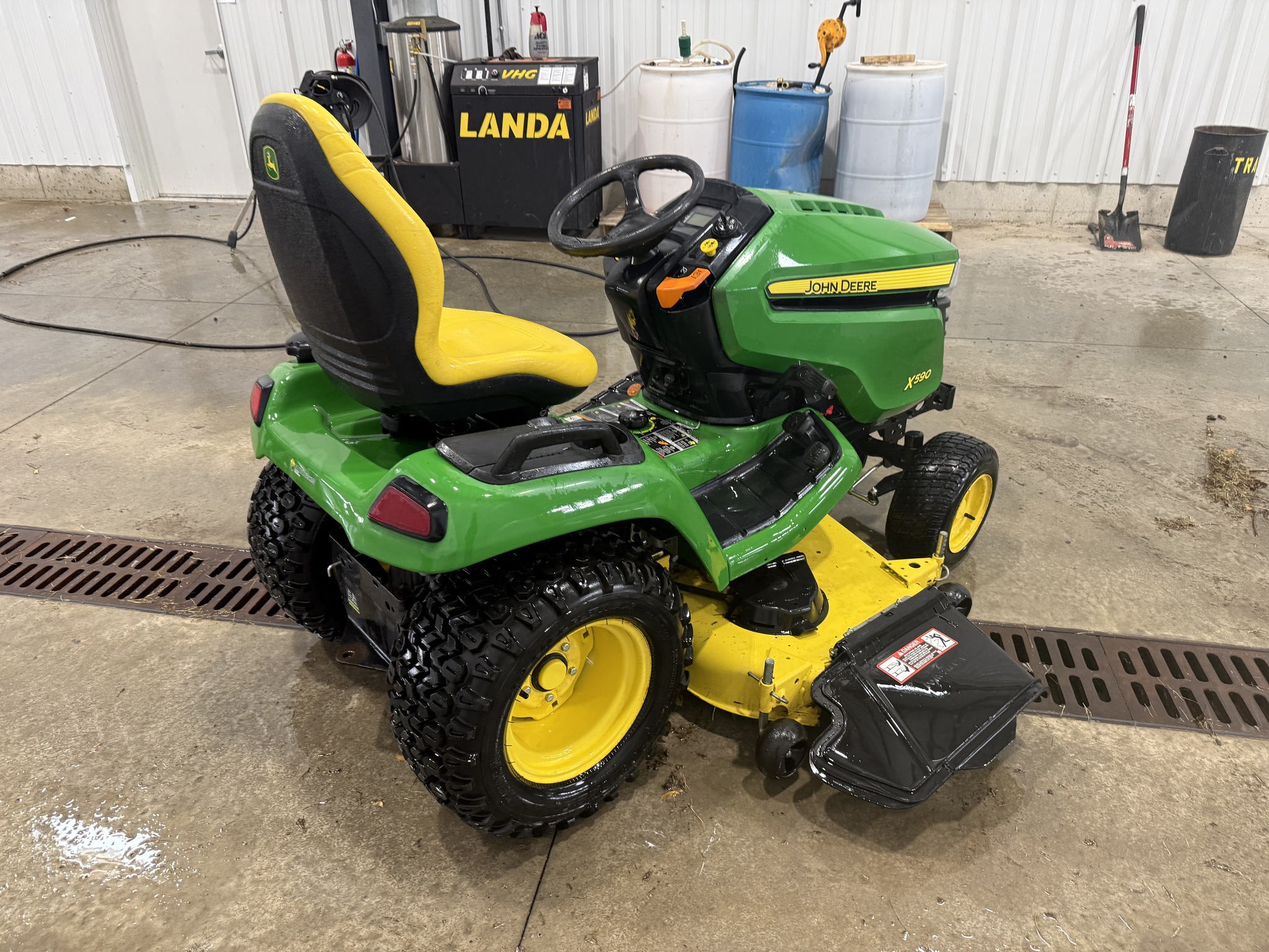 2020 John Deere X590 Image 6