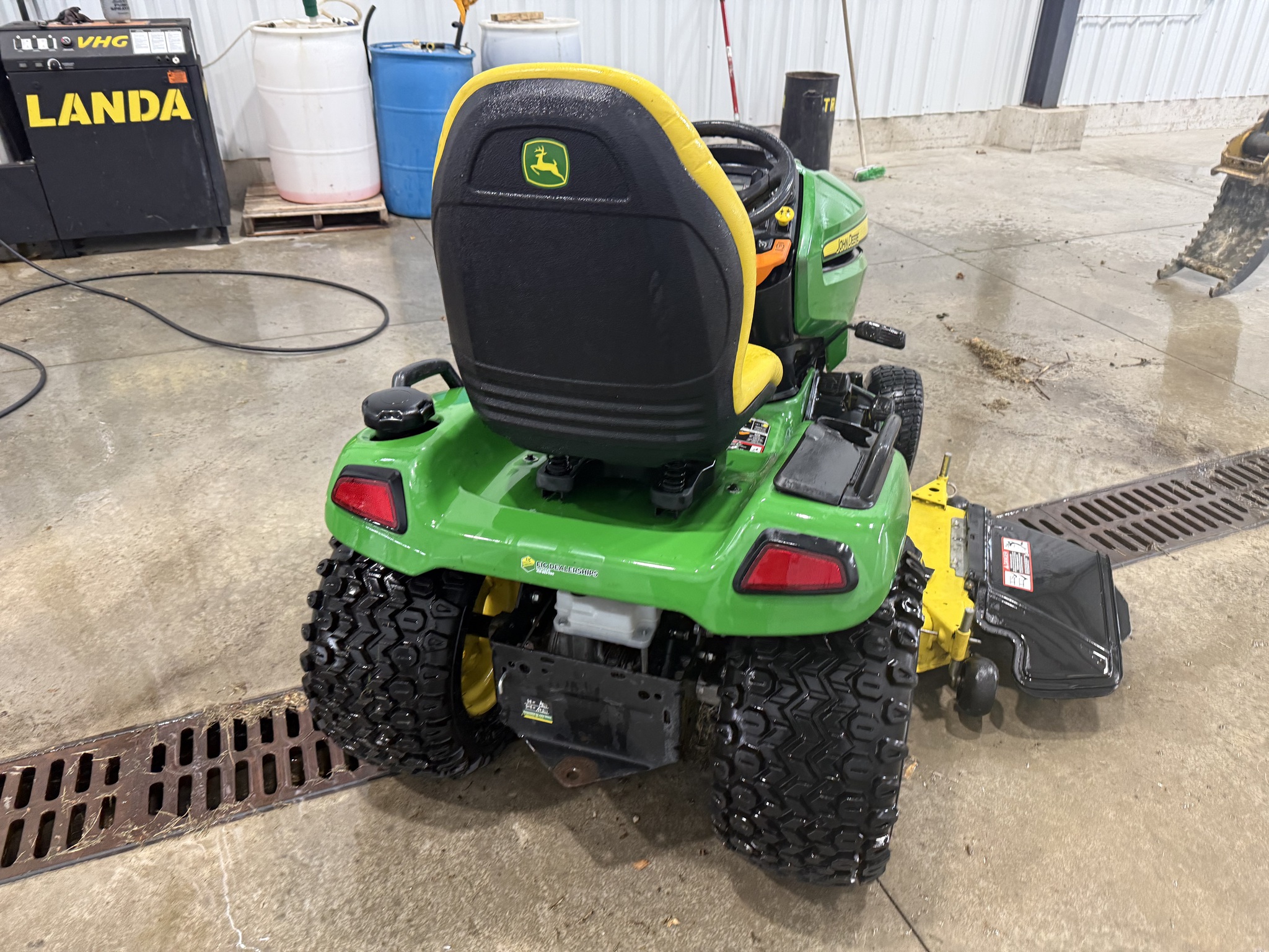 2020 John Deere X590 Image 7