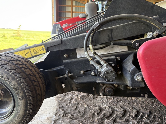 Used 2017 Massey Ferguson 9565 Combines at Horizon Ag & Turf in Vermilion, AB - Photo8