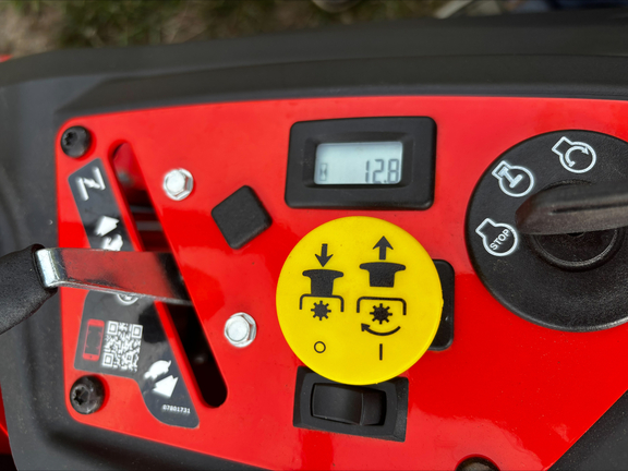 Used 2025 Ariens Edge 34 Briggs Zero Turn Mowers at Koenig Equipment in Tipp City, OH - Photo8