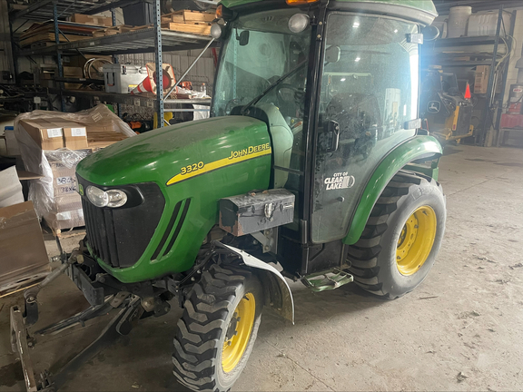  John Deere 3320