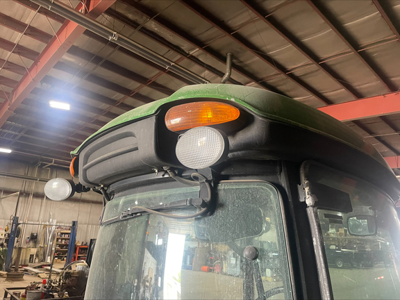 2011 John Deere 3320 - Photo11
