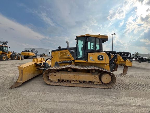 2022 John Deere 750L