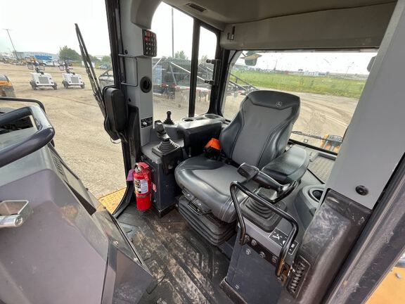 2022 John Deere 750L
