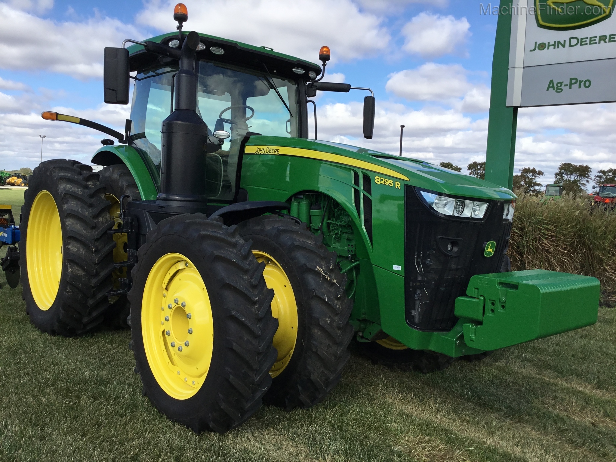 2018 John Deere 8295R Image 2