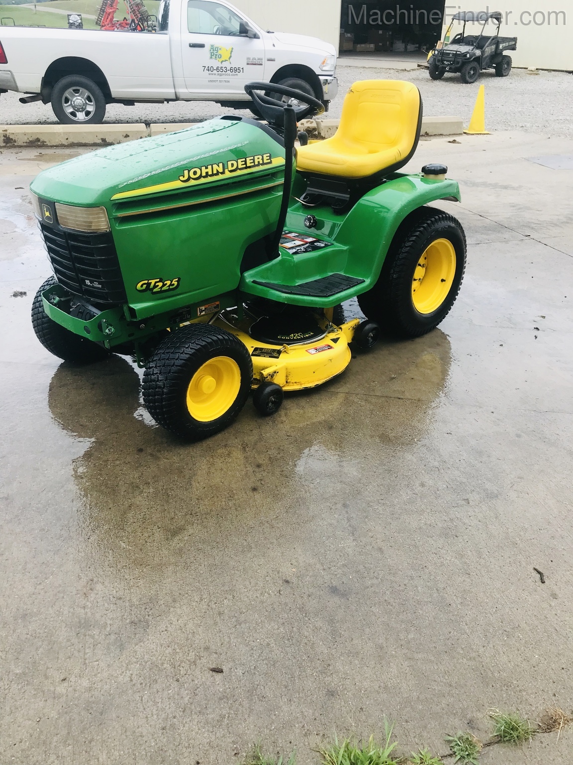 John Deere GT225 Image 1