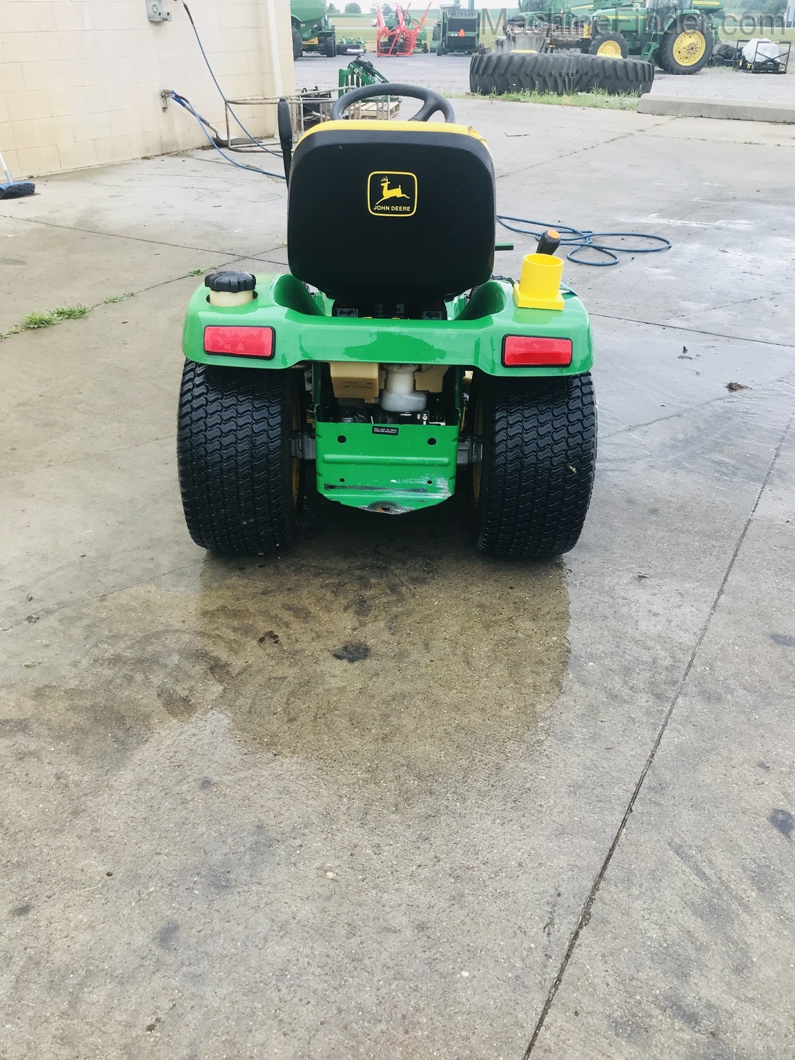 John Deere GT225 Image 2