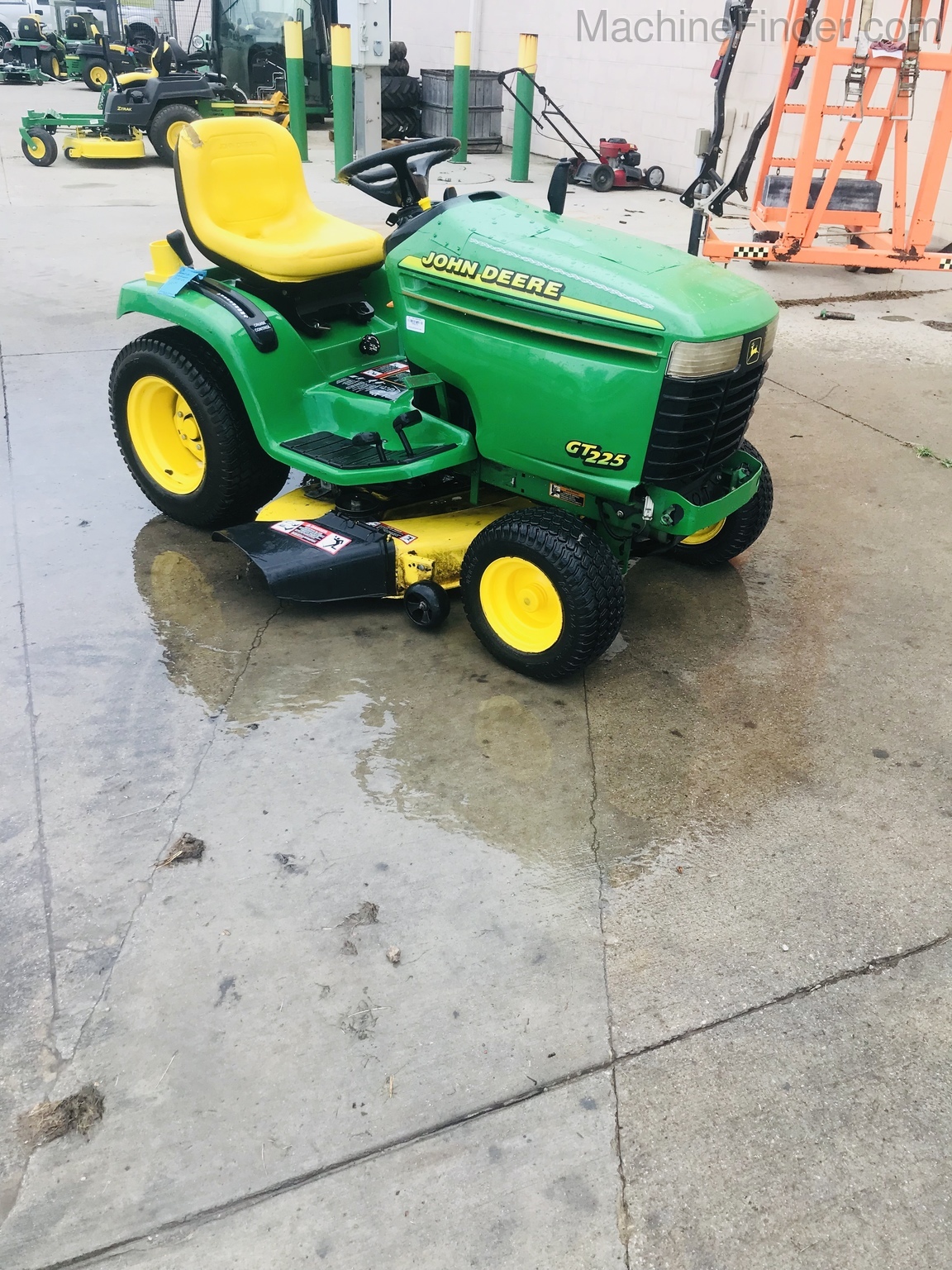 John Deere GT225 Image 3