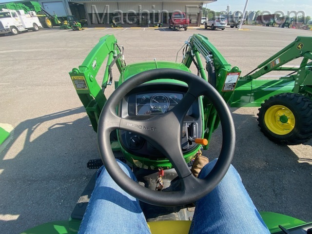 2020 John Deere 2032R Image 5