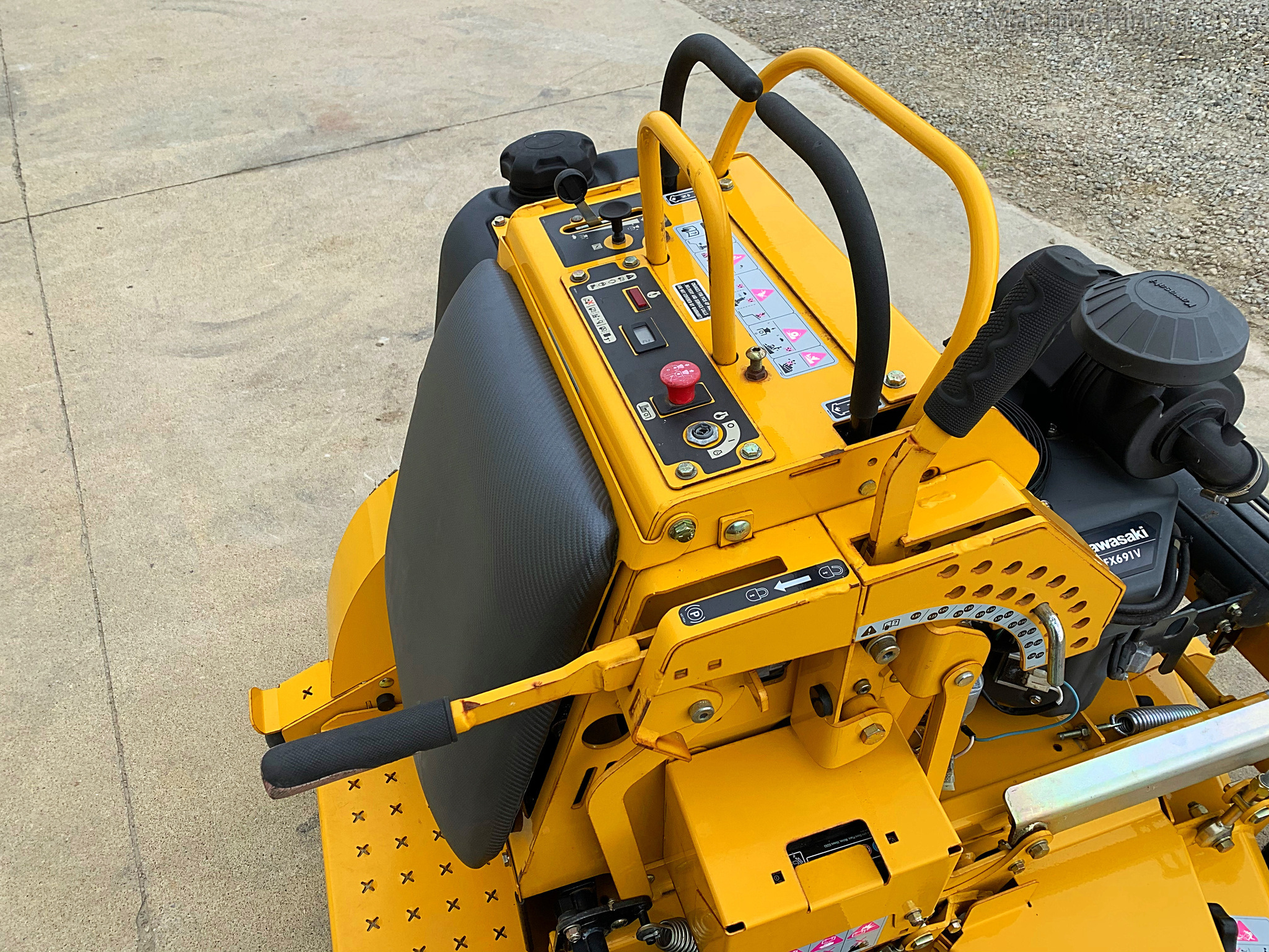 2016 Hustler SUPER S Image 3