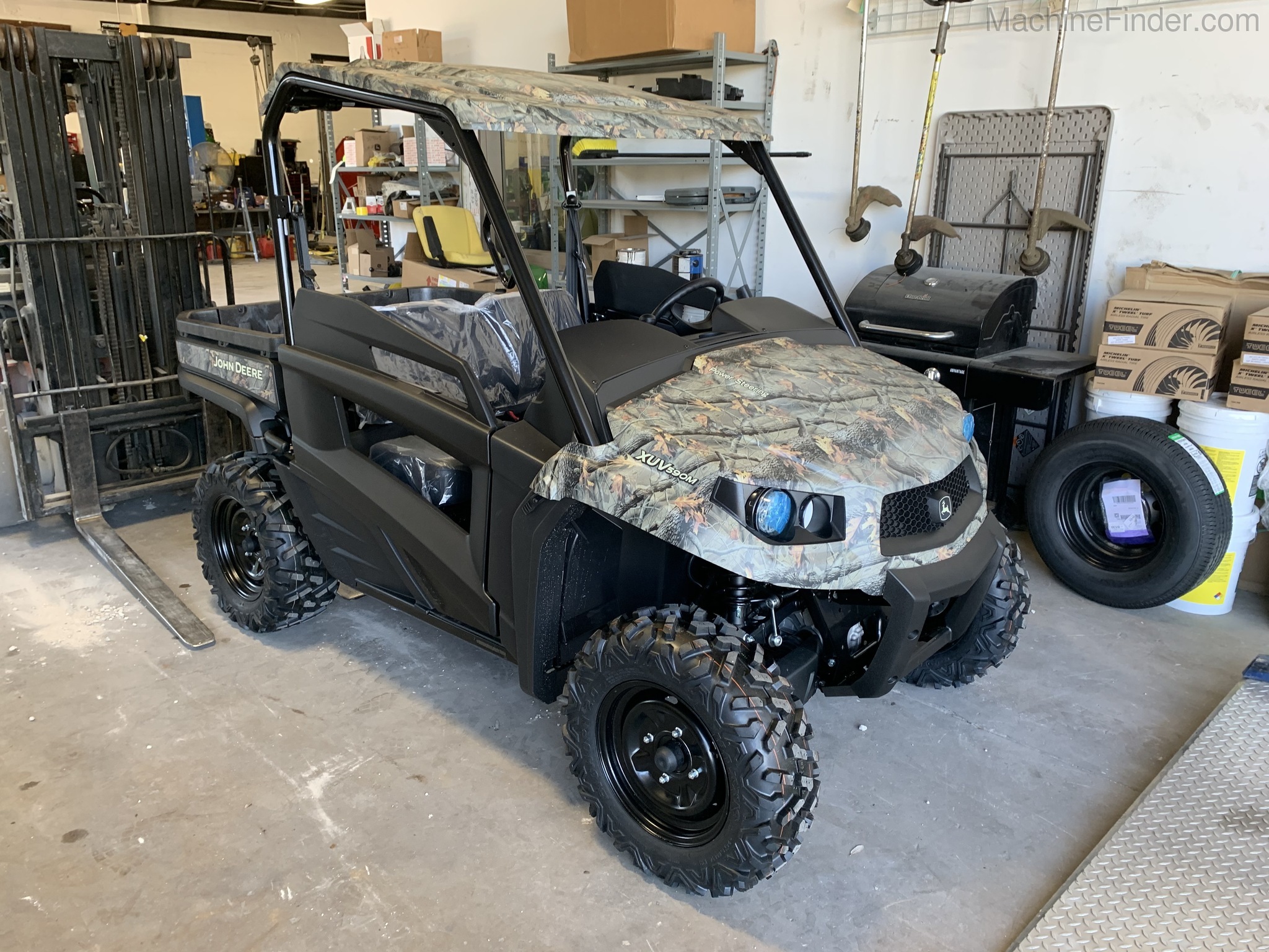 2021 John Deere 590M Image 2