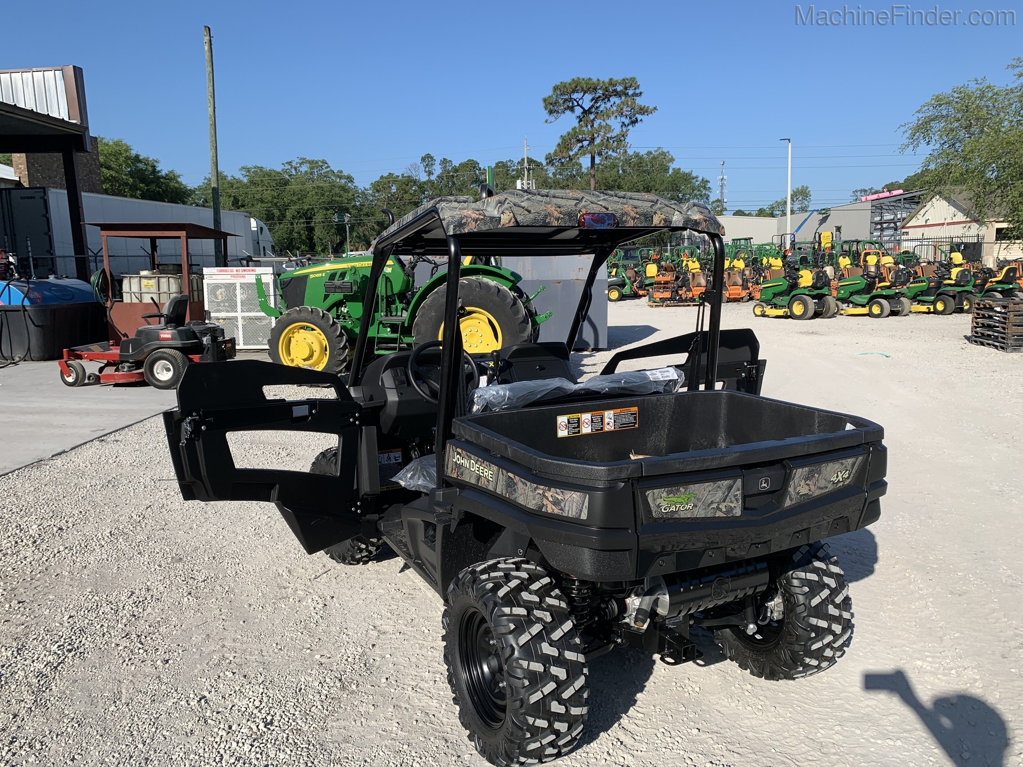2021 John Deere 590M Image 6