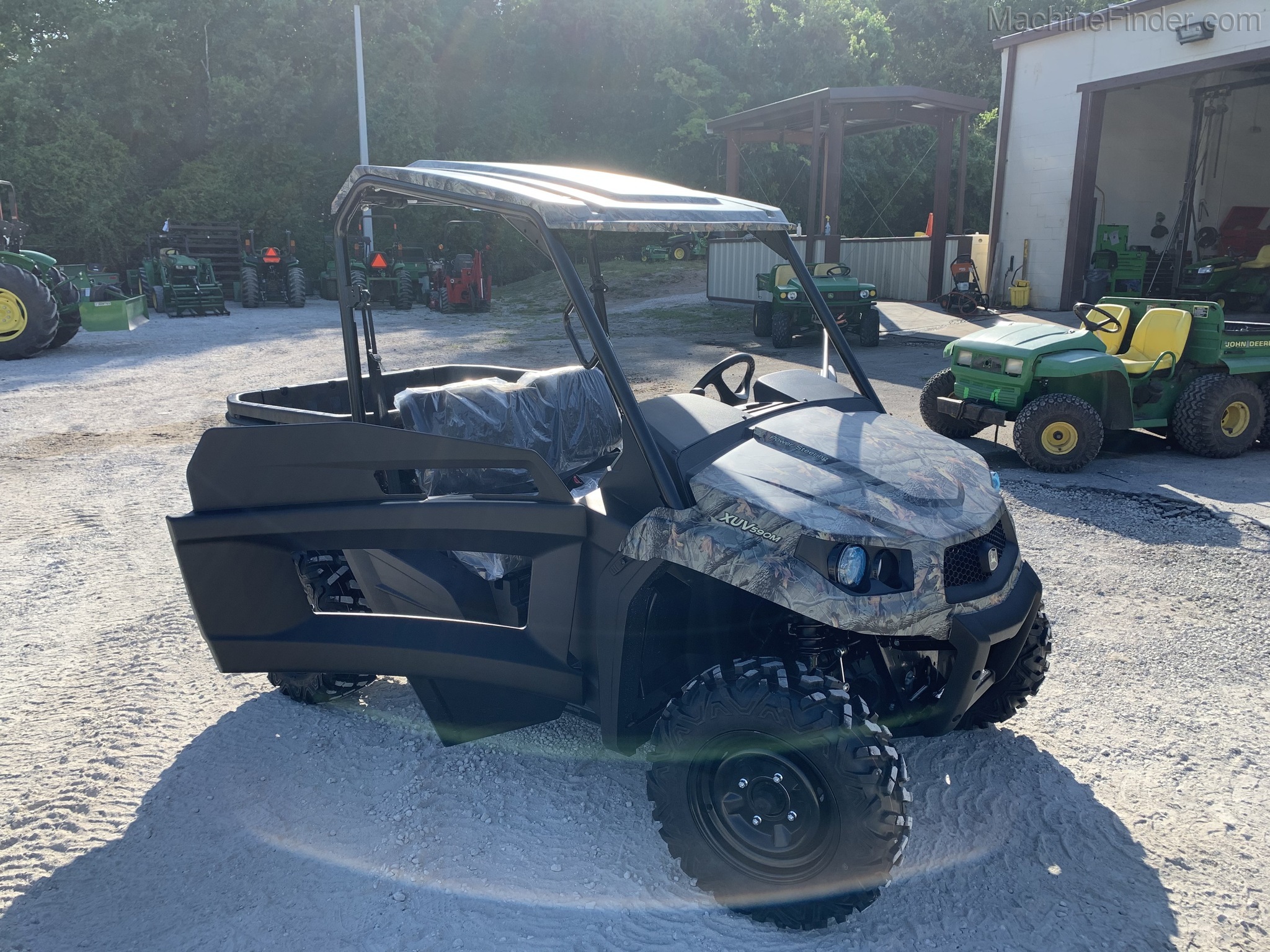 2021 John Deere 590M Image 4