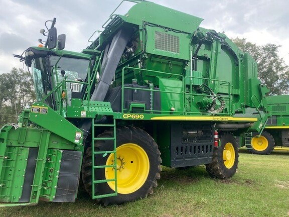 2017 John Deere CP690 Photo 3