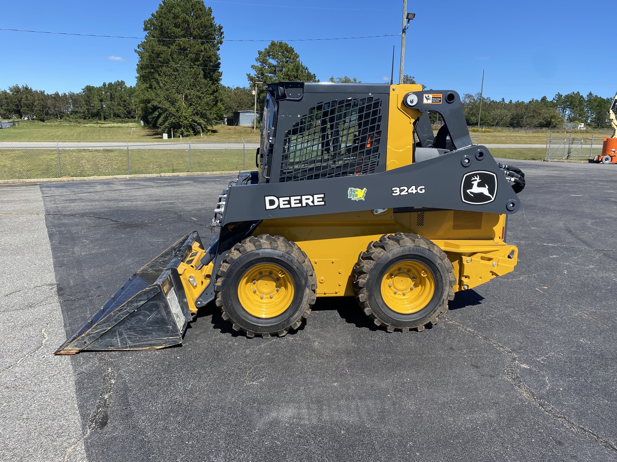 2023 John Deere 324G Image 8