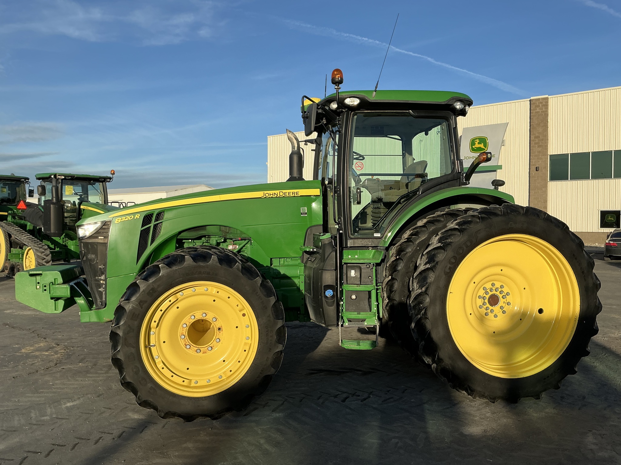 2018 John Deere 8320R Image 2