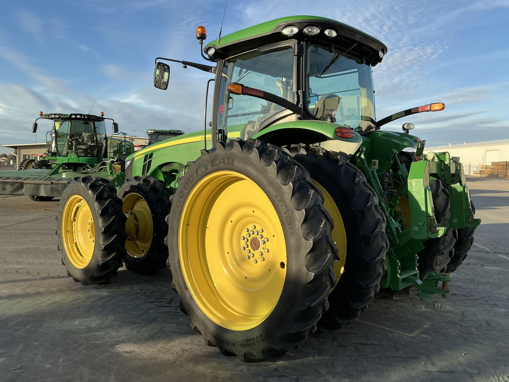 2018 John Deere 8320R Image 3