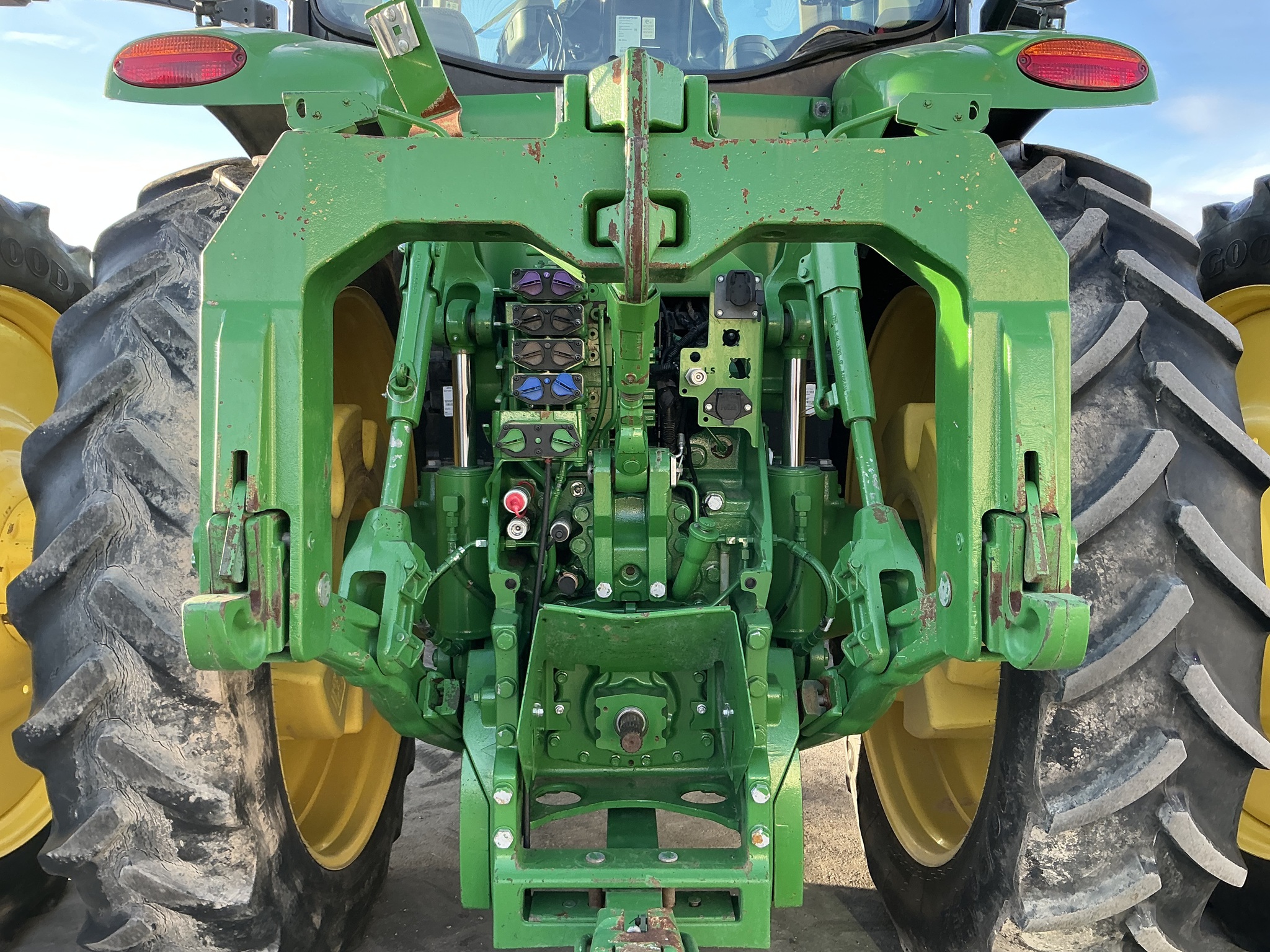 2018 John Deere 8320R Image 11