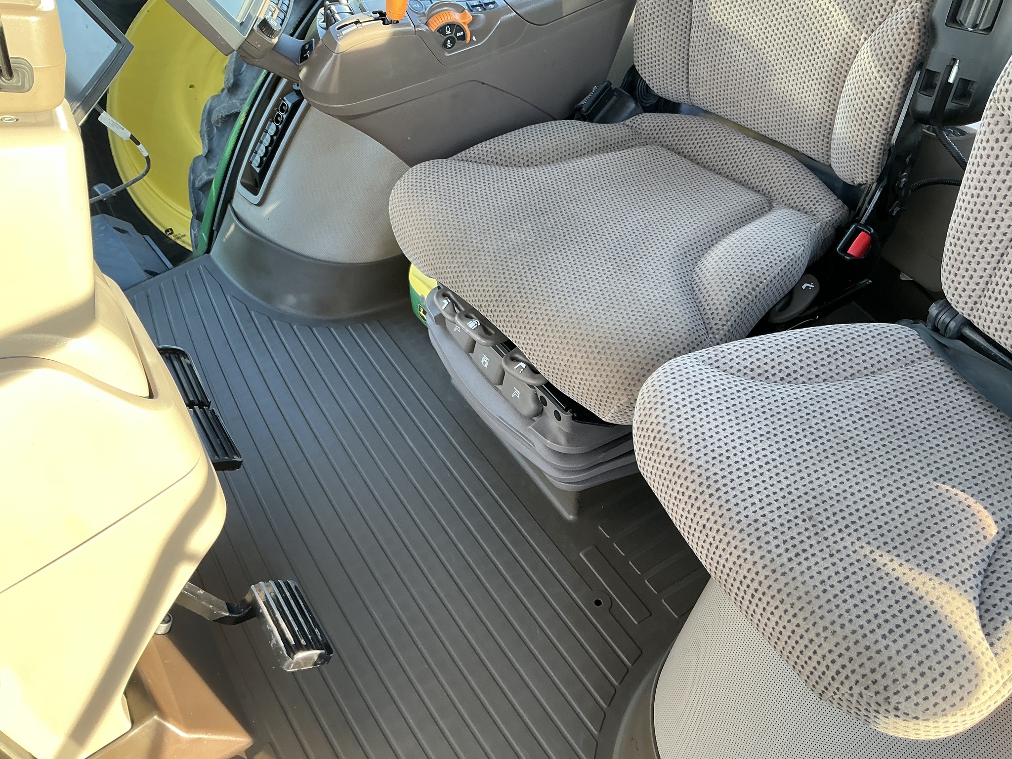 2018 John Deere 8320R Image 30