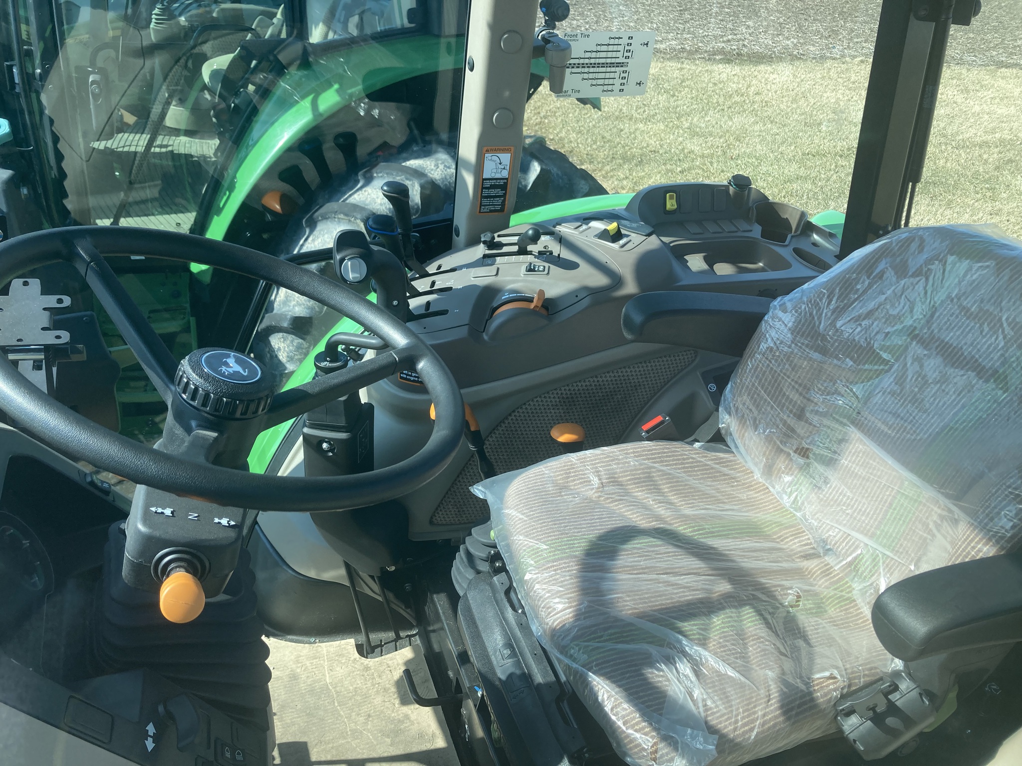 2023 John Deere 6105E Image 6