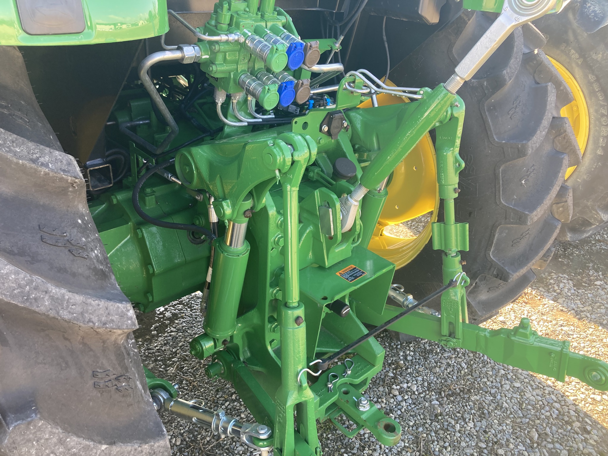2023 John Deere 6105E Image 4