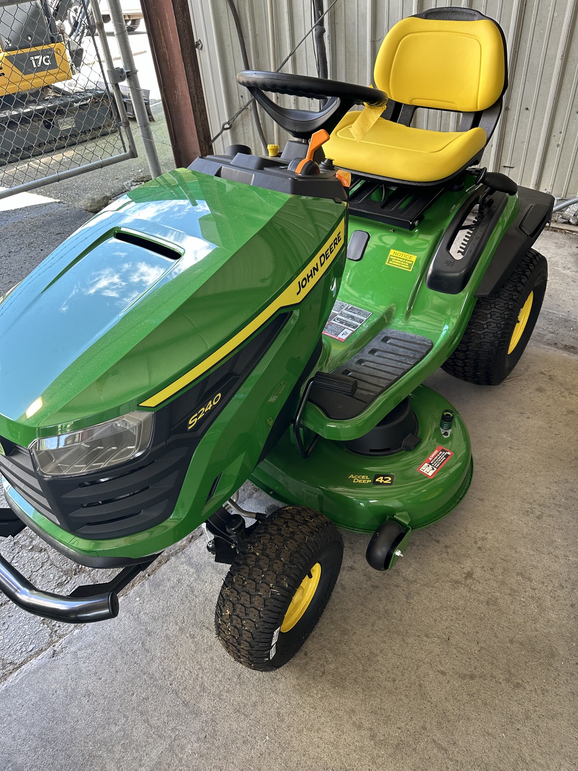 2024 John Deere S240 Lawn & Garden Tractors Ivel, KY