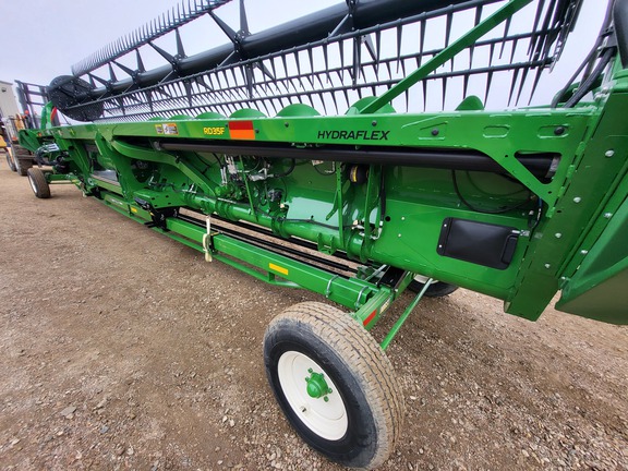 Used 2021 John Deere RD35F Combine Platforms at Horizon Ag & Turf in St. Paul, AB - Photo4