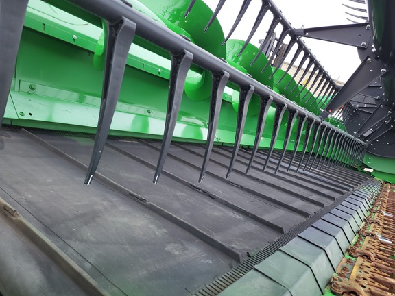 Used 2021 John Deere RD35F Combine Platforms at Horizon Ag & Turf in St. Paul, AB - Photo14