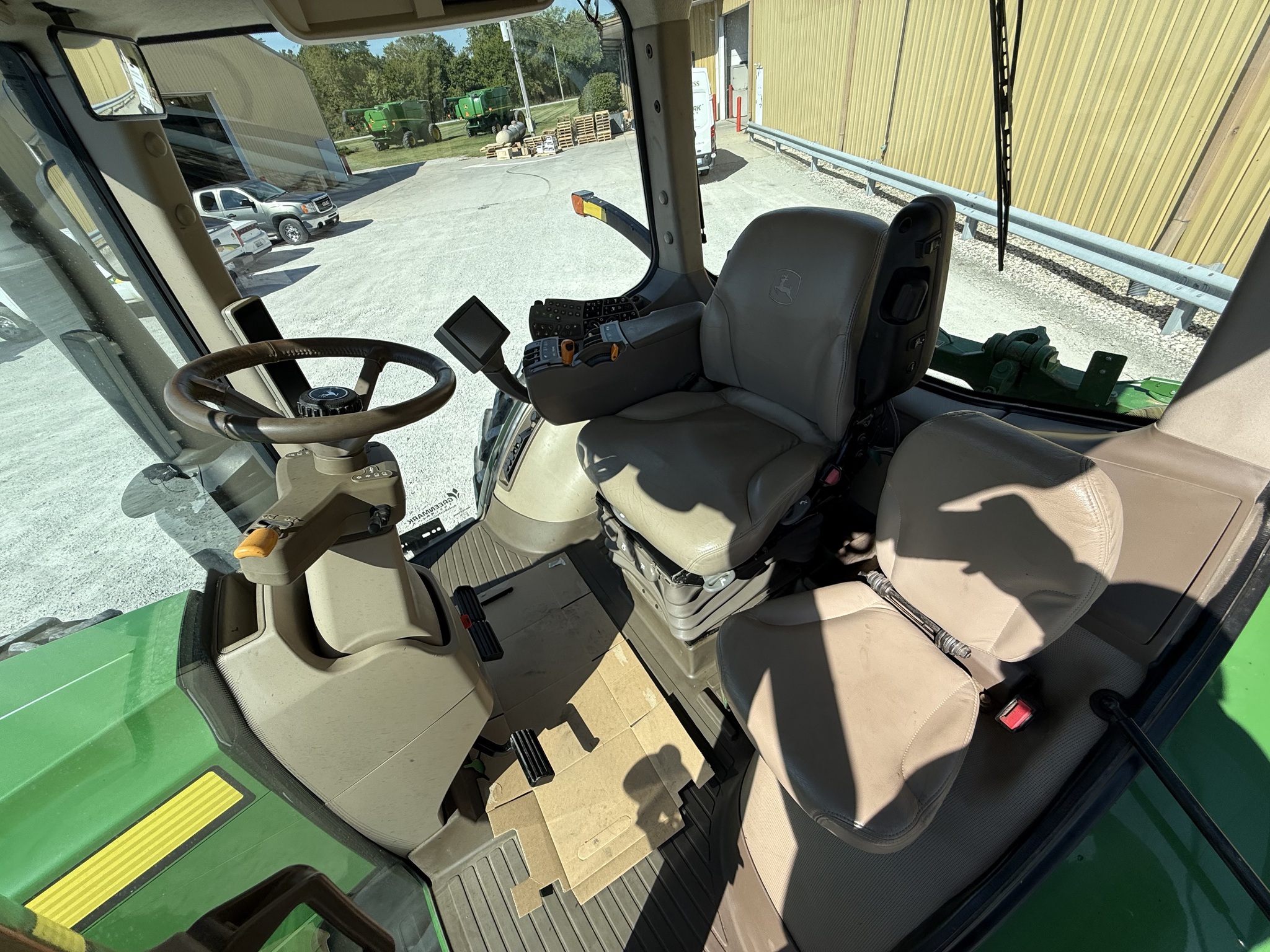 2012 John Deere 8335R Image 10