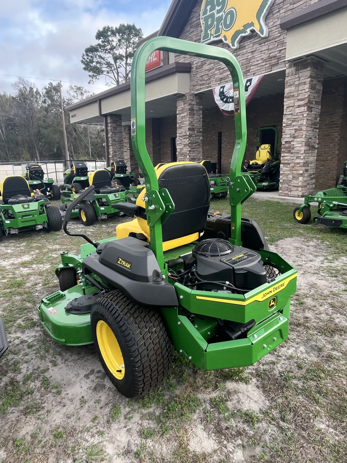 2025 John Deere Z720E Image 3