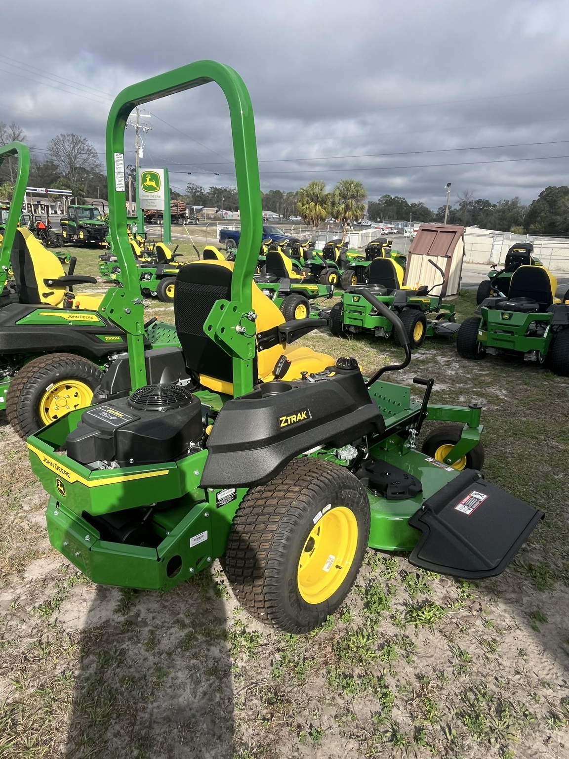 2025 John Deere Z720E Image 6