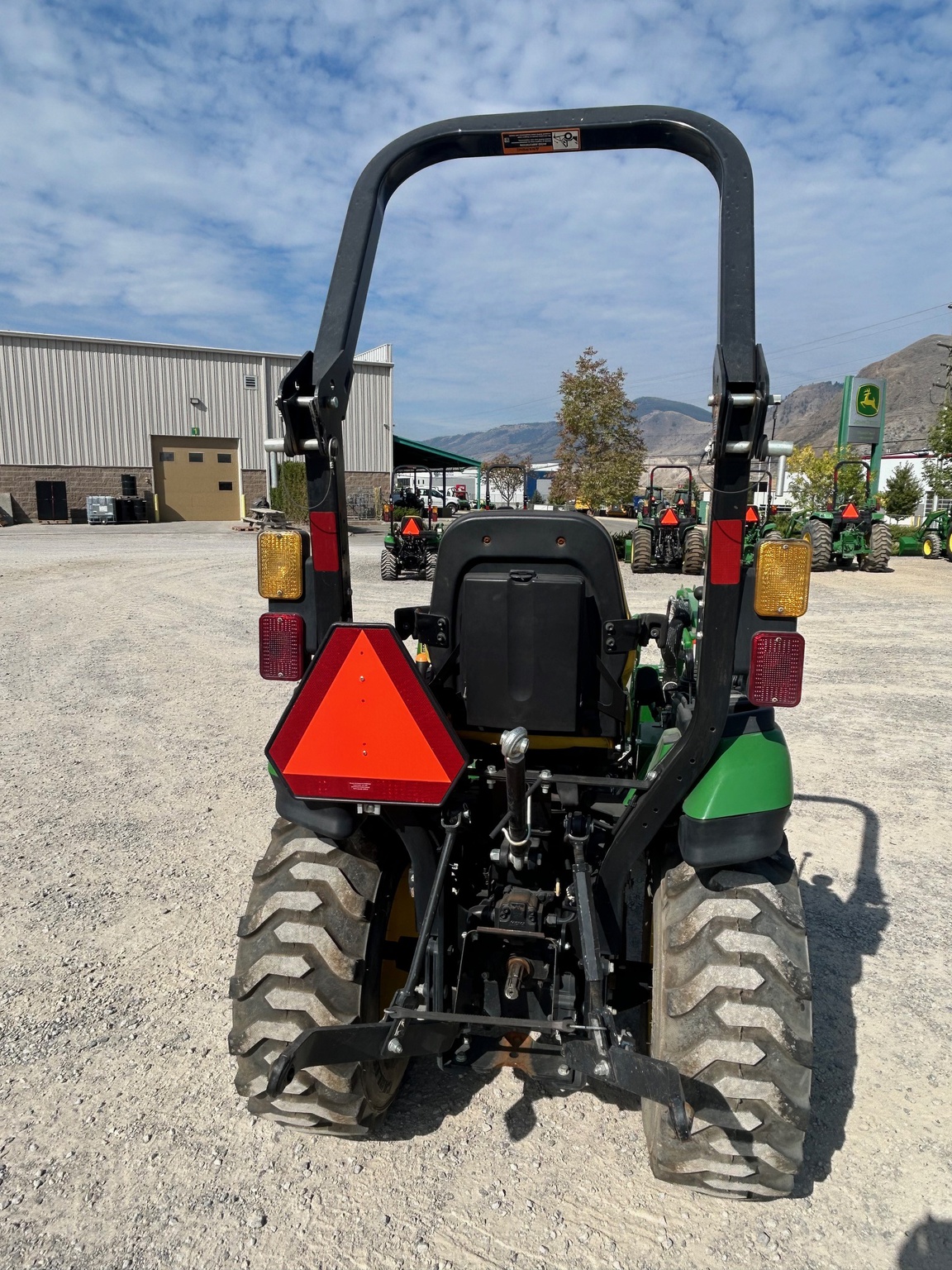 2023 John Deere 2025R Image 4