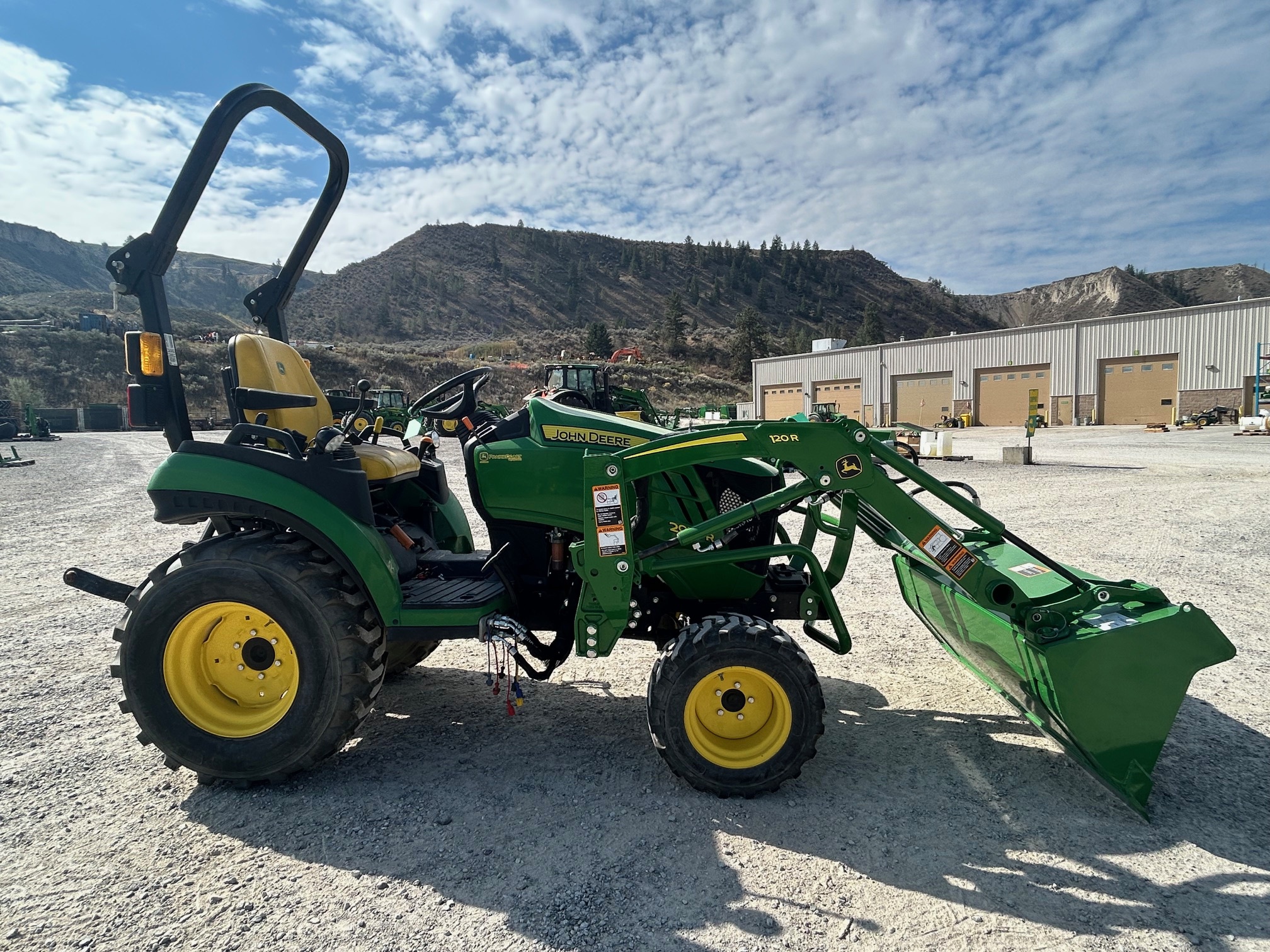 2023 John Deere 2025R Image 5