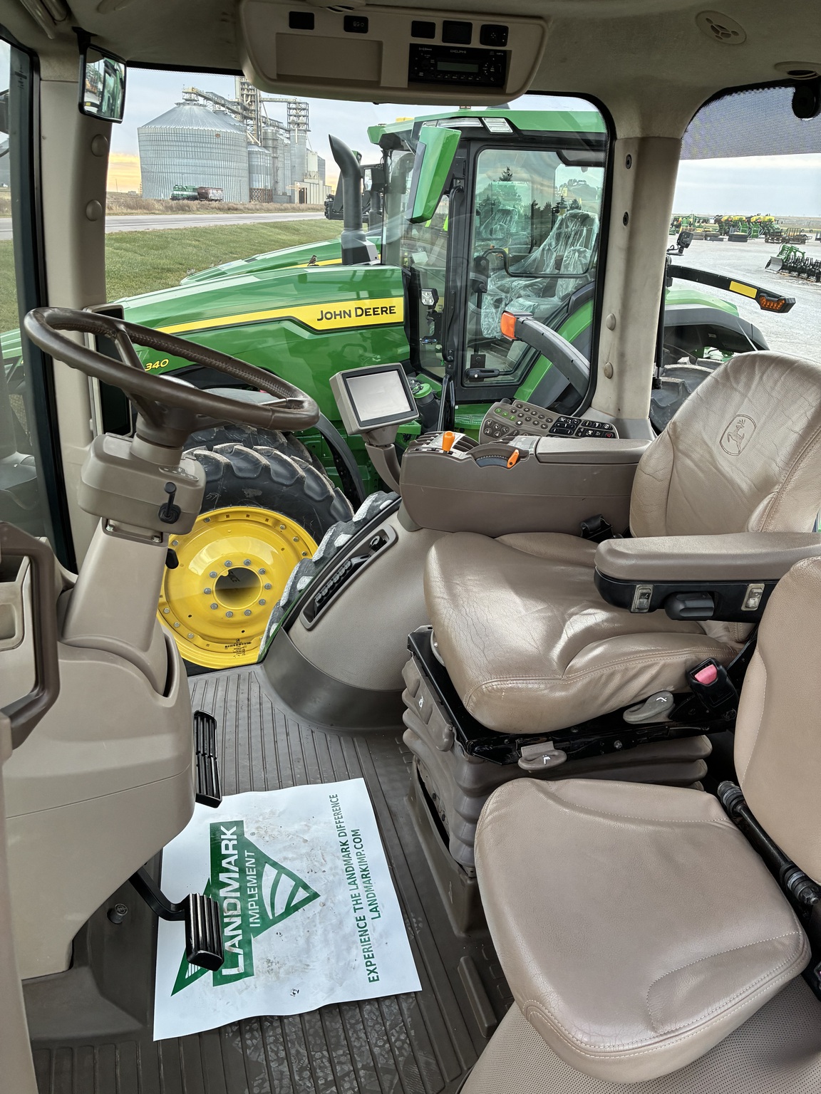 2012 John Deere 8260R Image 9
