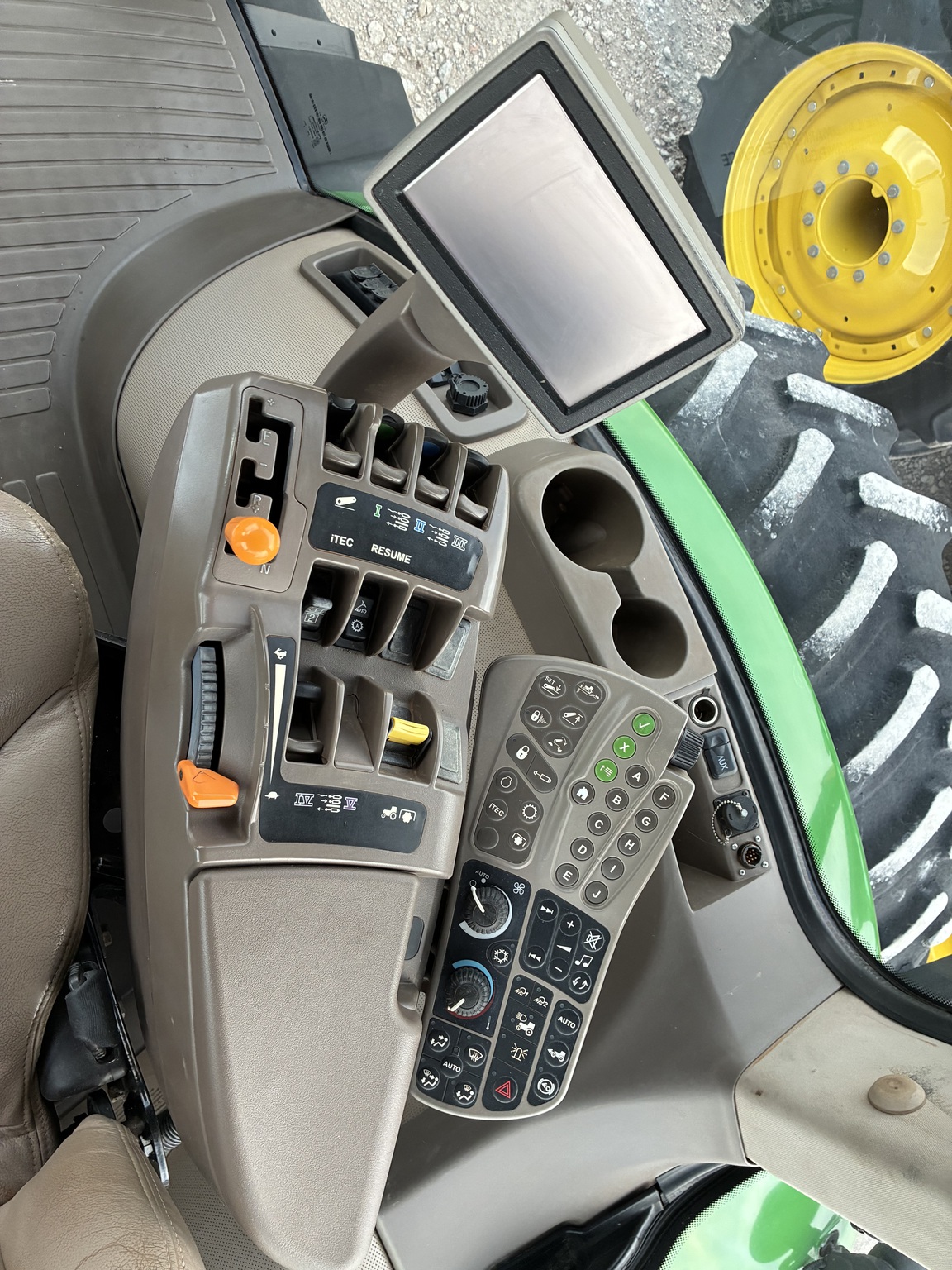 2012 John Deere 8260R Image 10