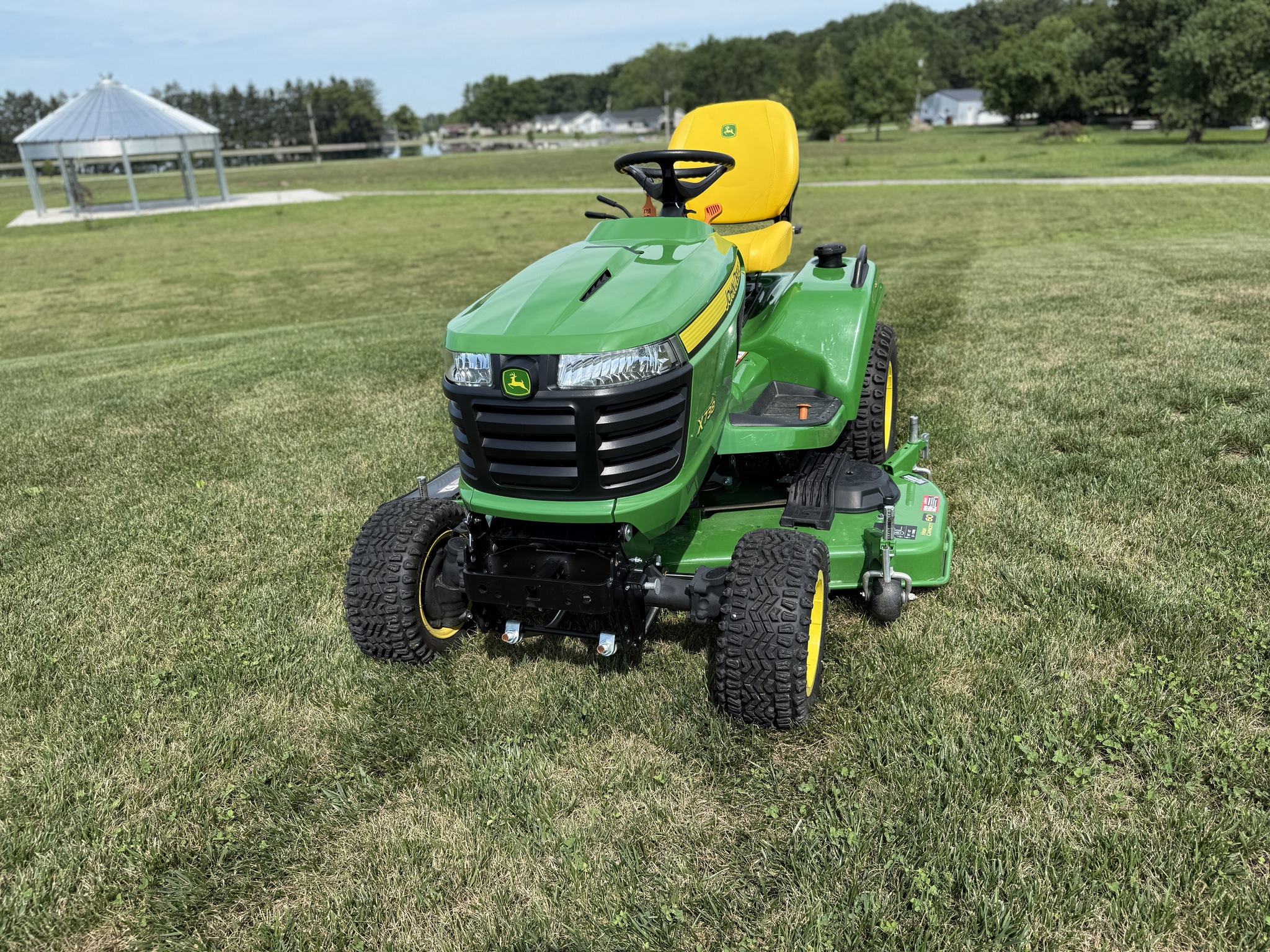 2023 John Deere X738 Image 19