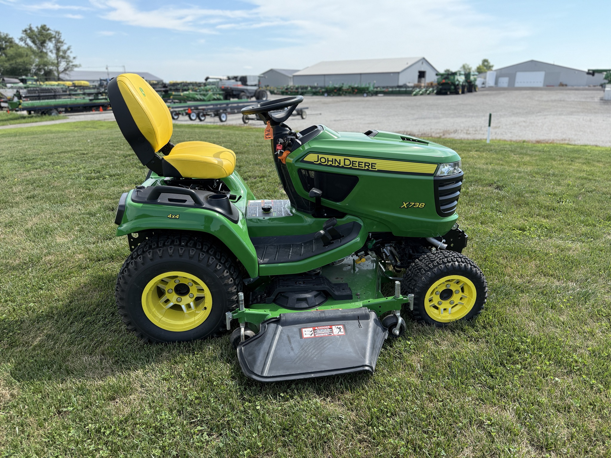 2023 John Deere X738 Image 13