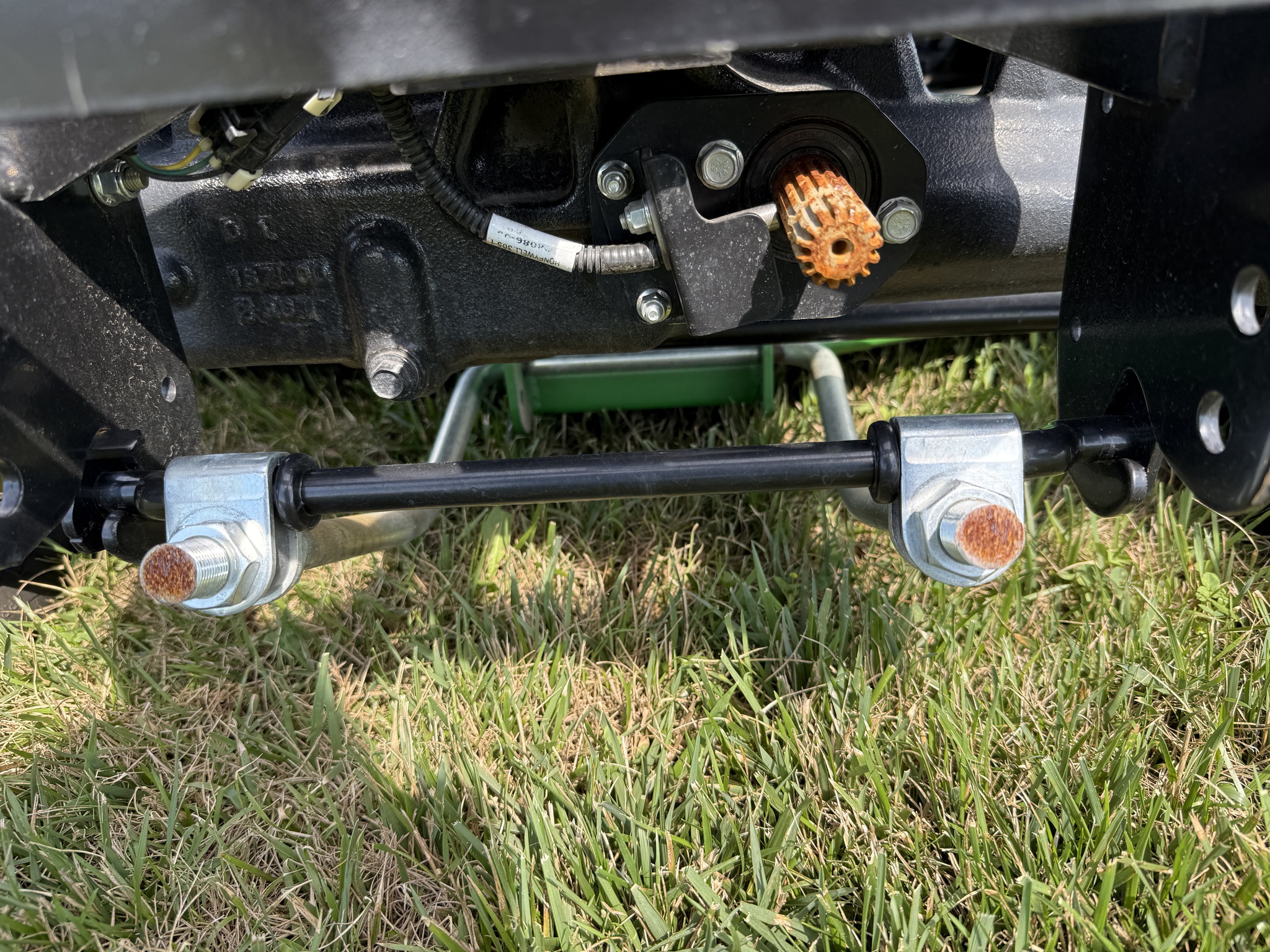 2023 John Deere X738 Image 20