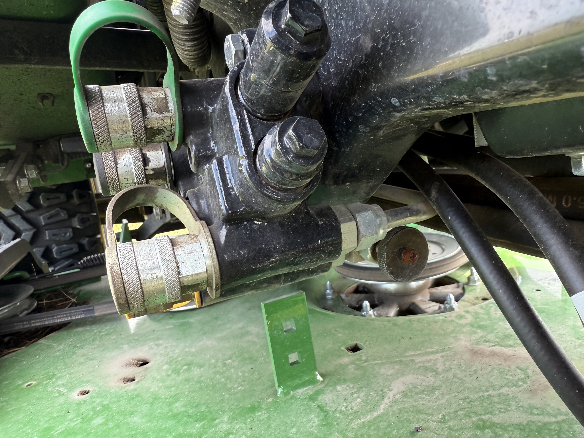 2023 John Deere X738 Image 21
