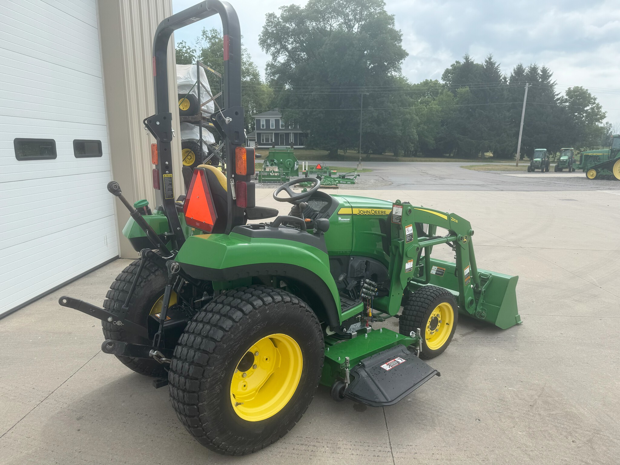 2017 John Deere 2038R Image 3