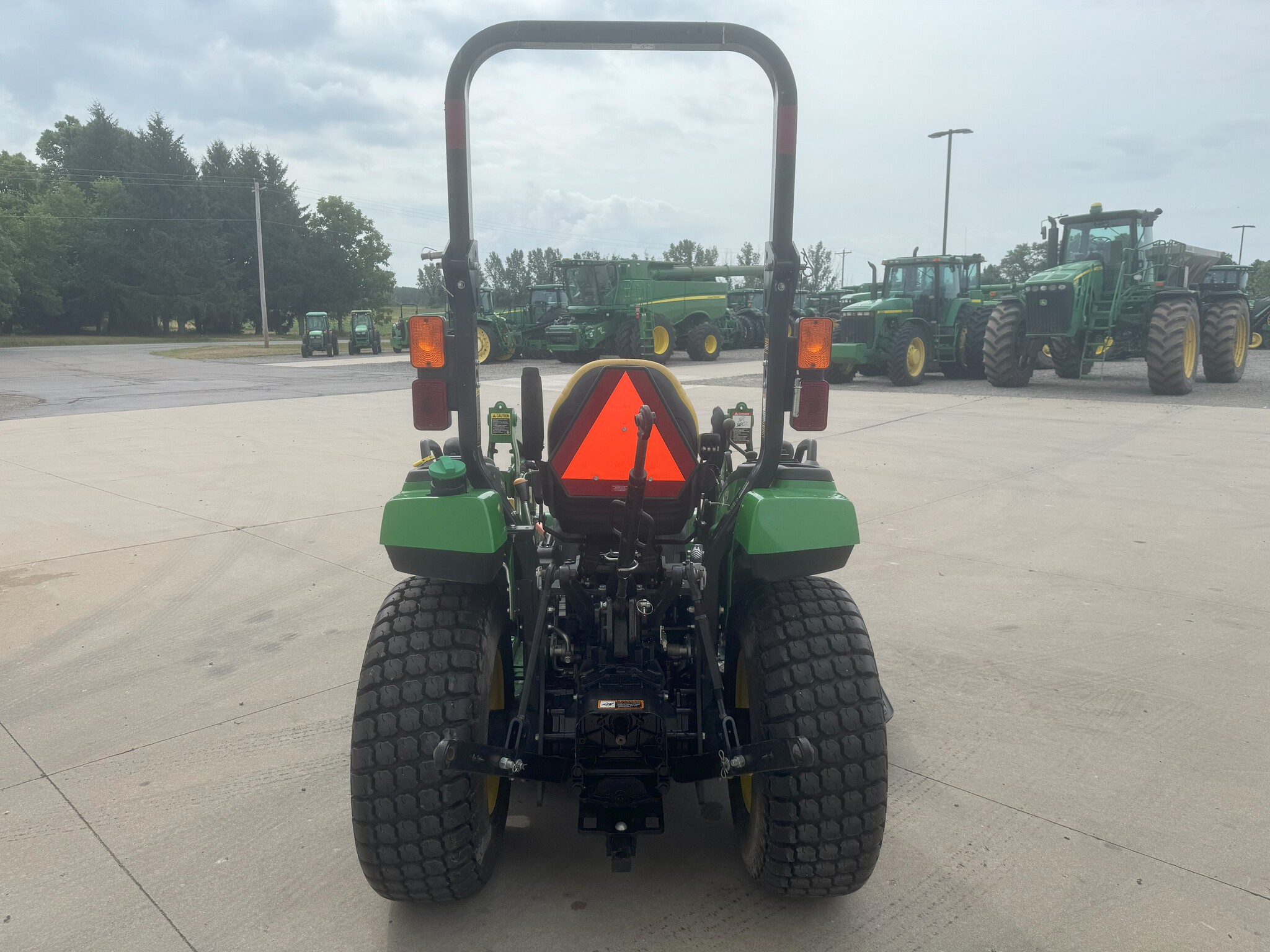 2017 John Deere 2038R Image 4