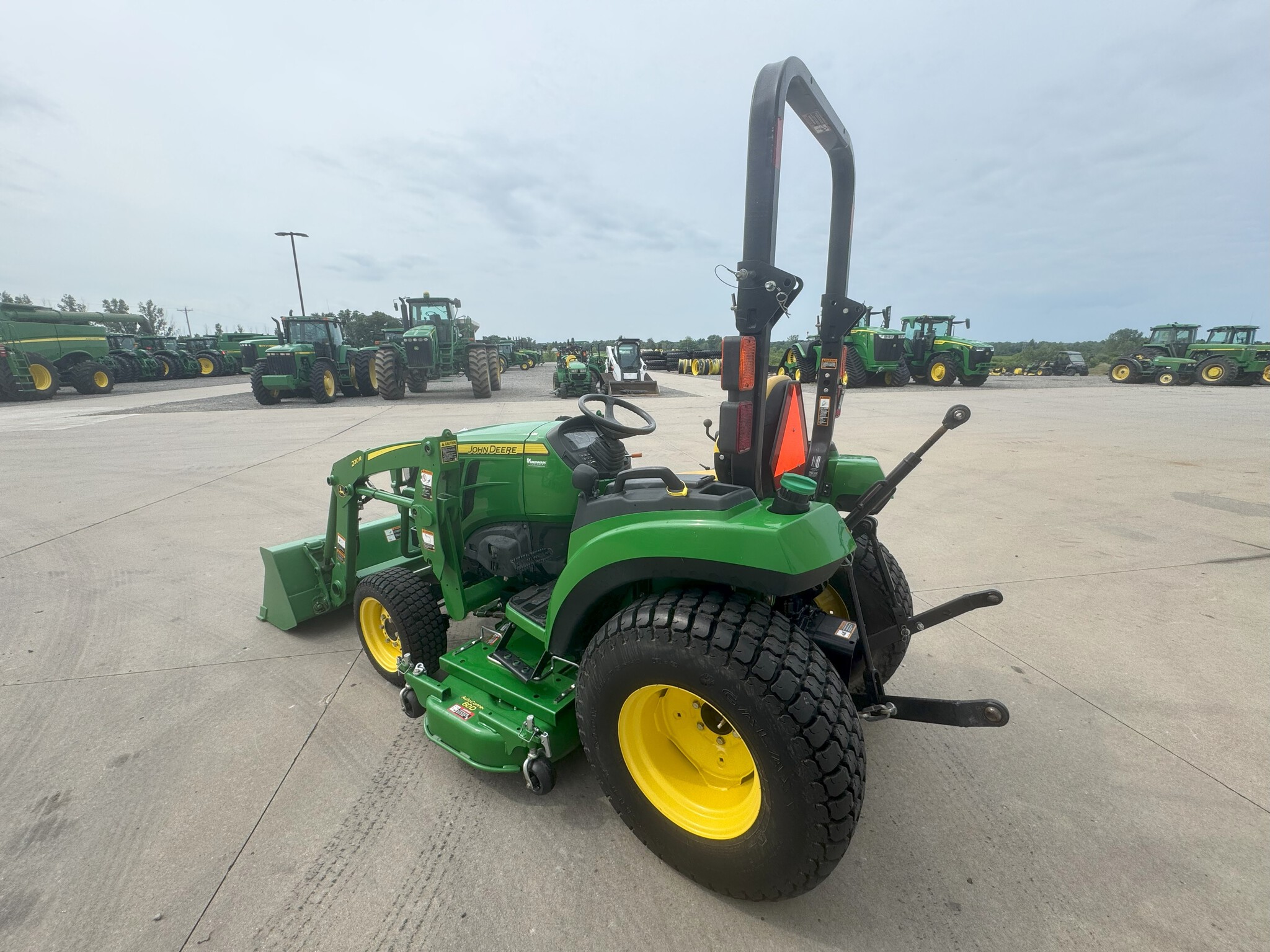 2017 John Deere 2038R Image 5
