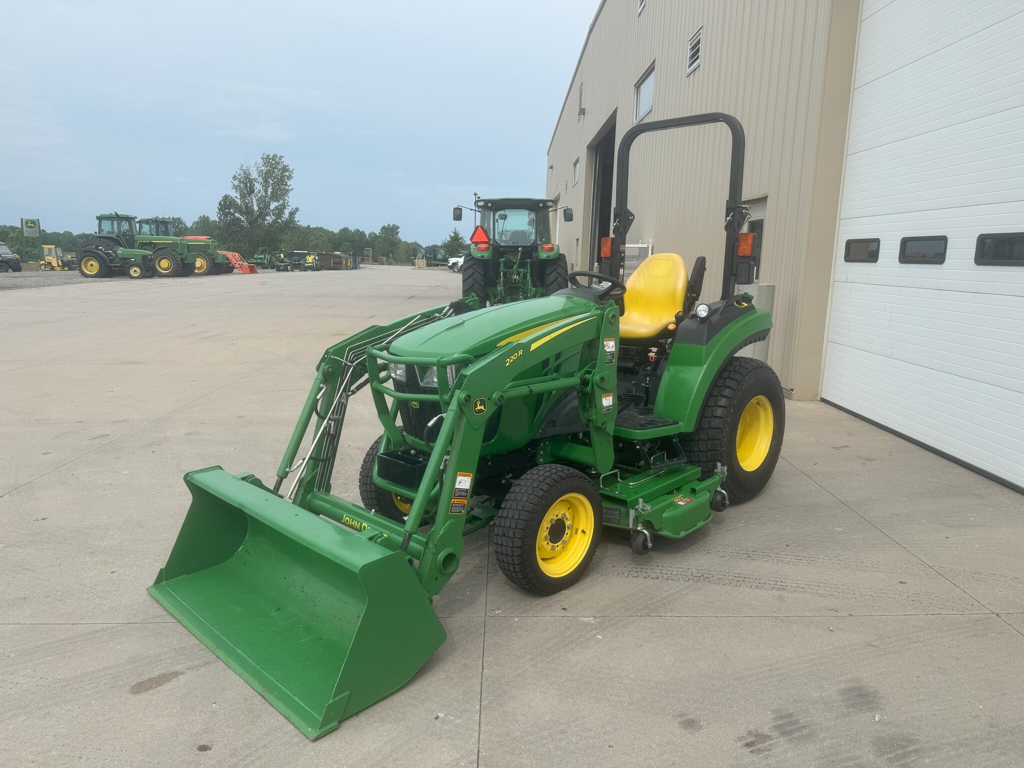 2017 John Deere 2038R Image 7