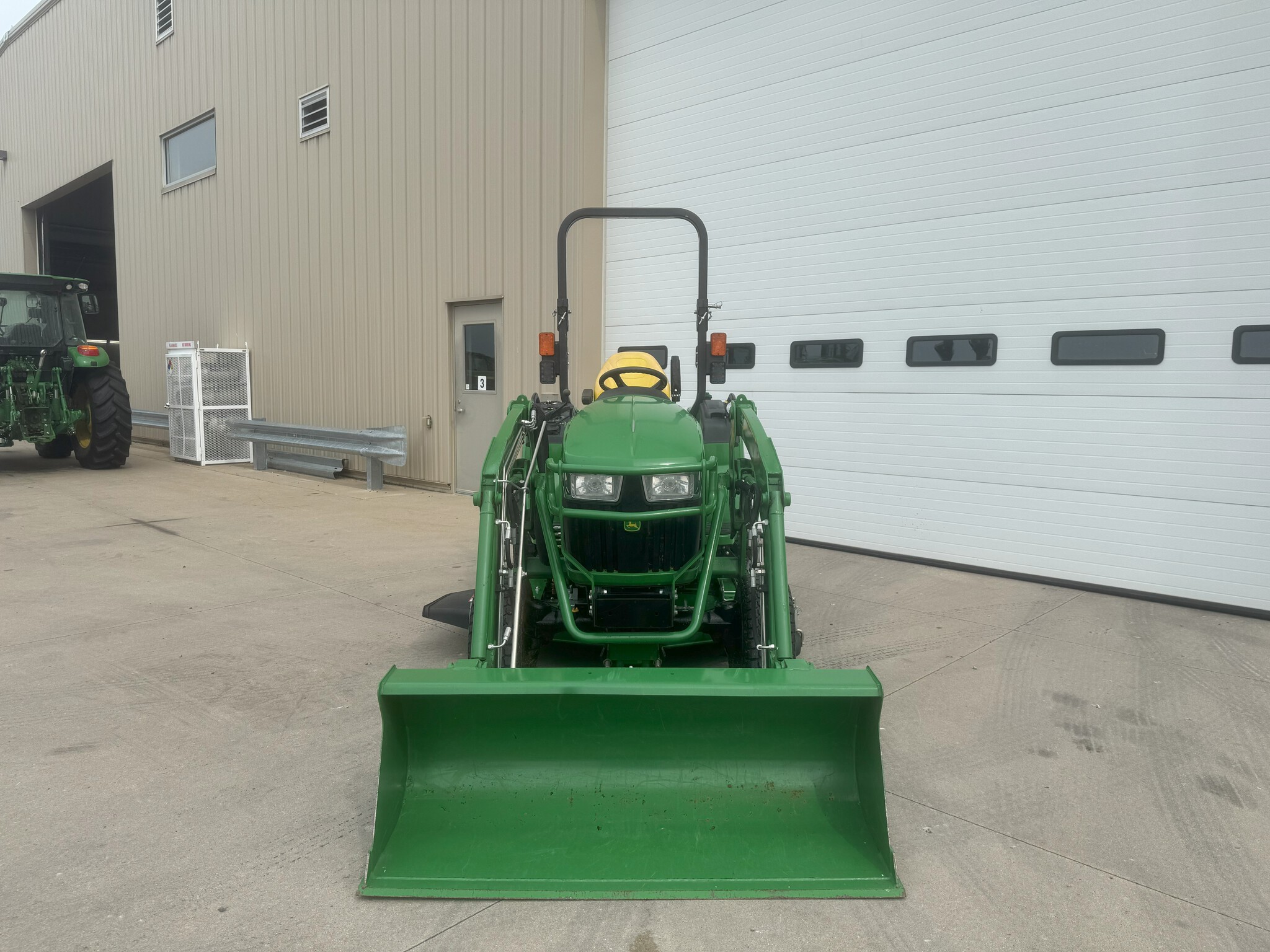 2017 John Deere 2038R Image 8
