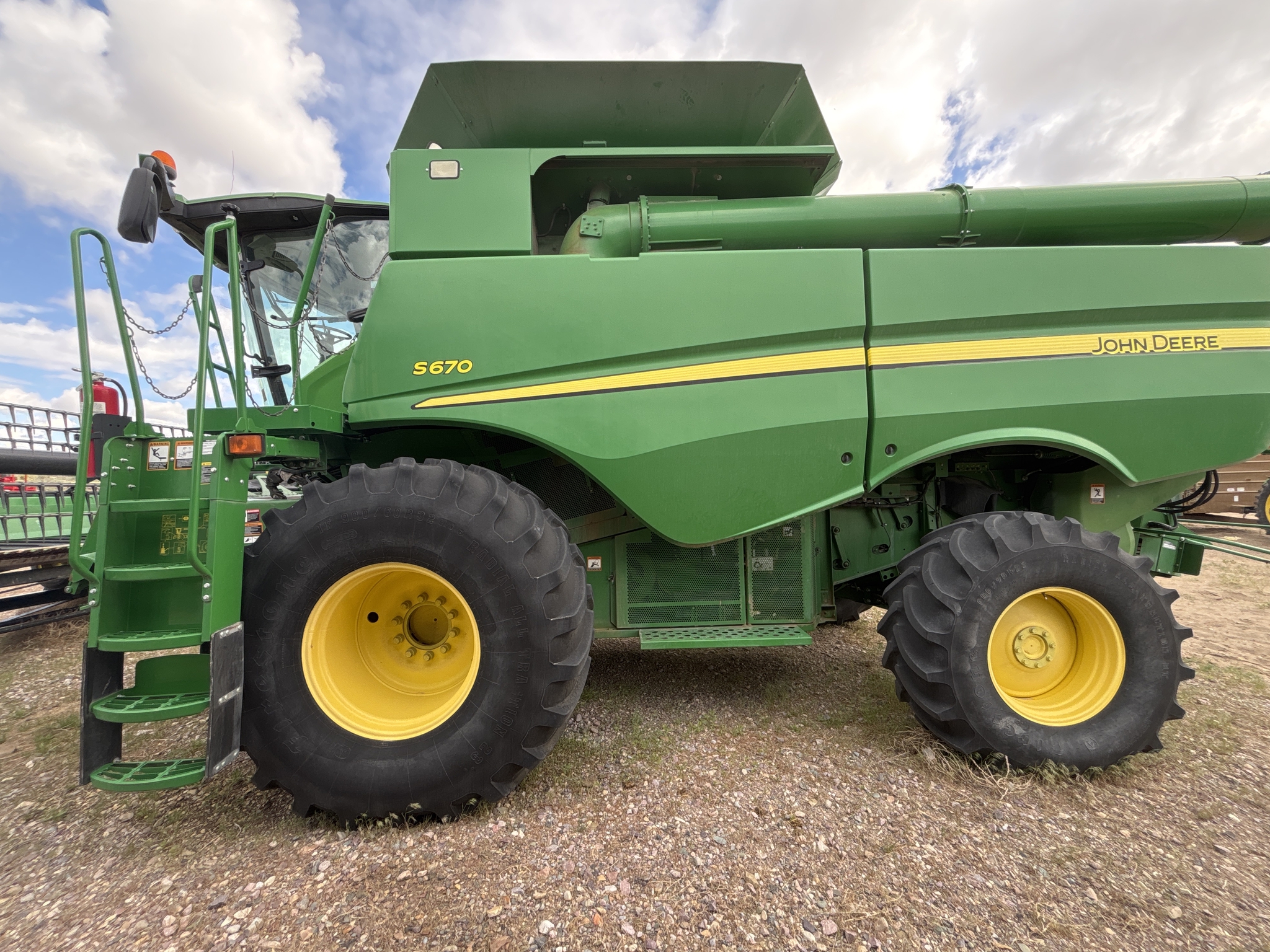 2015 John Deere S670 Image 2