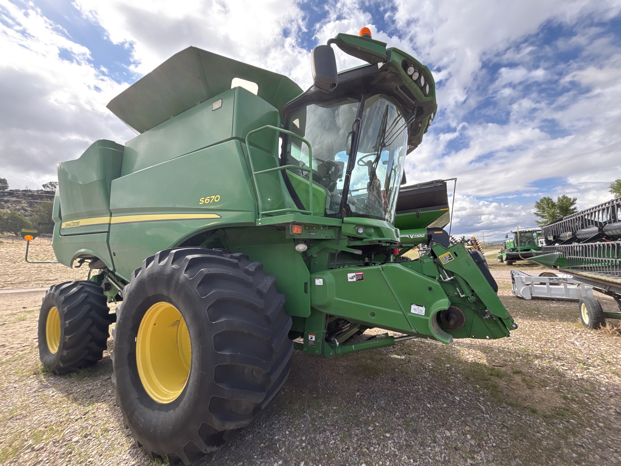2015 John Deere S670 Image 9