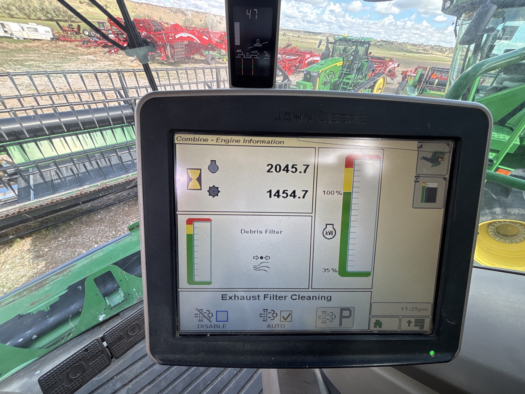 2015 John Deere S670 Image 16