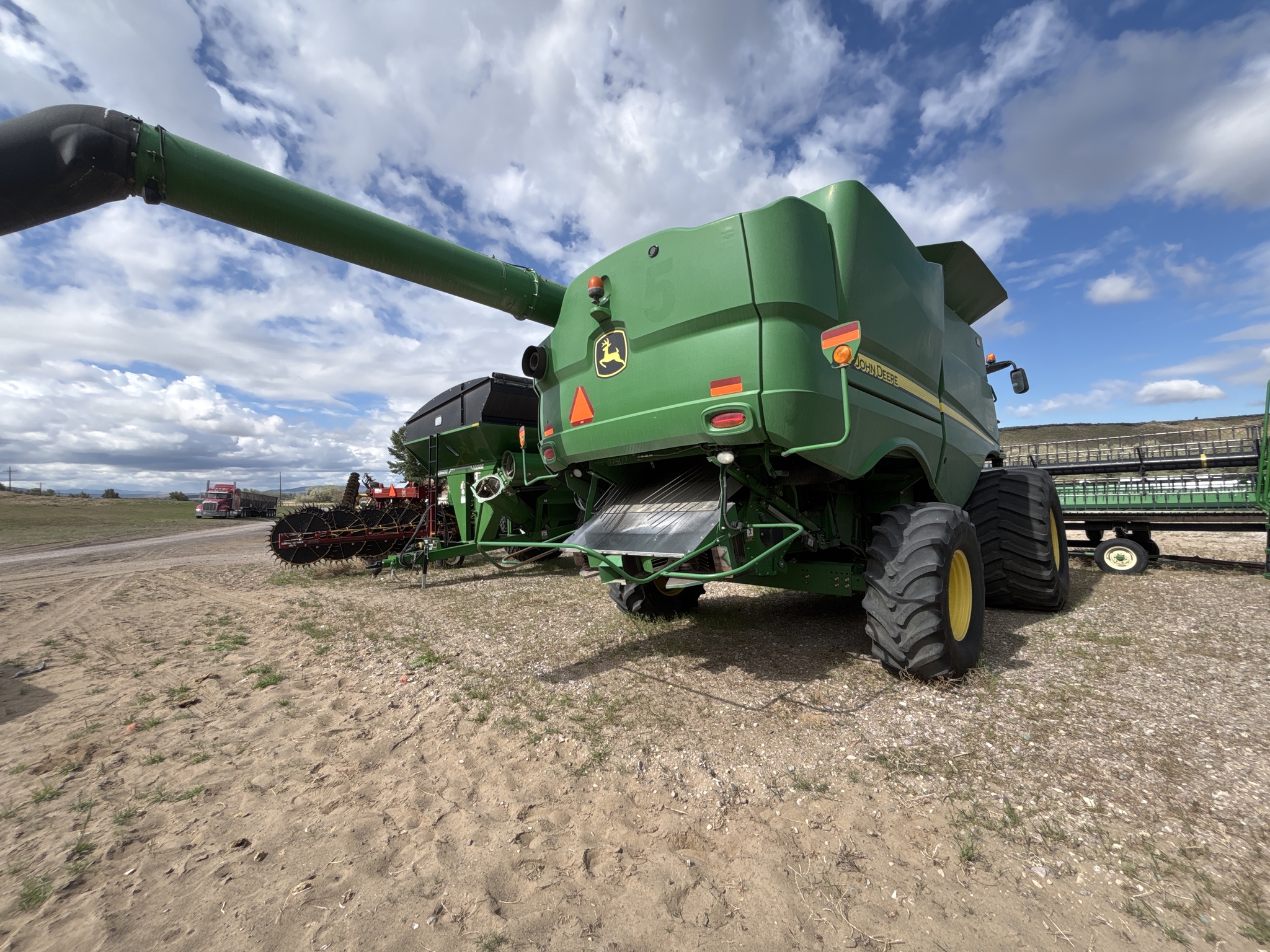 2015 John Deere S670 Image 6